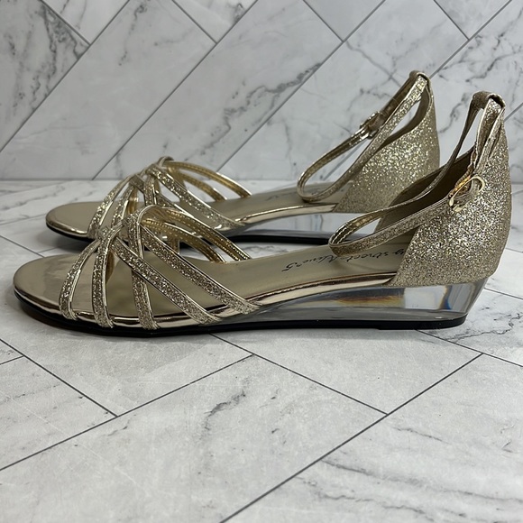 NWT Easy Street Alive 5 Womens Tarrah Gold Metallic Flat Strappy Sandals 7M - Picture 4 of 9